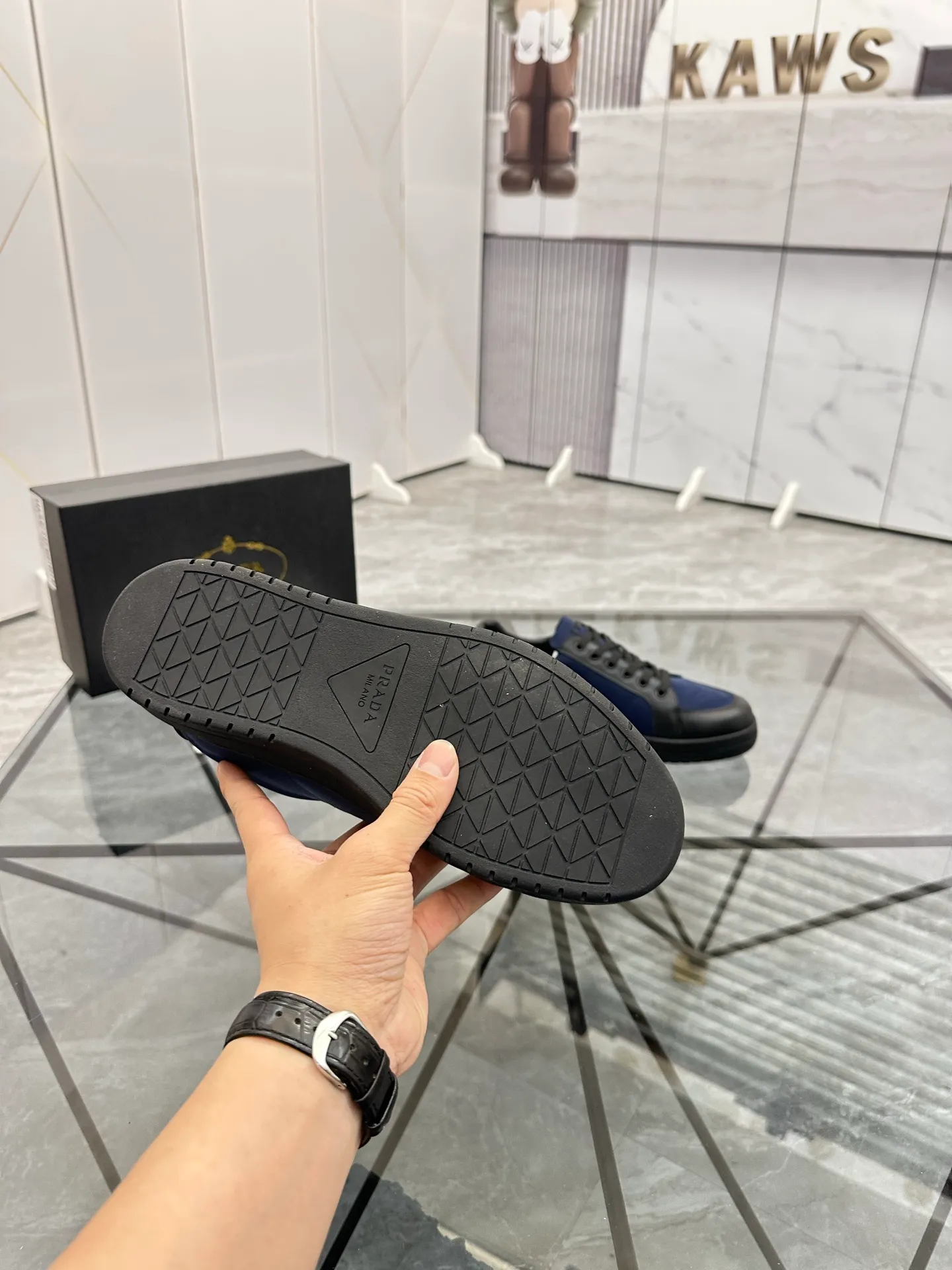 Men's shoes: 💰P400¥ Product trademark: Prada *"Prada*" low-top casual shoes Regular size: 38-44 (can be customized to 45) Product materials: imported cowhide leather upper spliced ​​with original fabric, sheepskin lining, original outsole. Number: 020